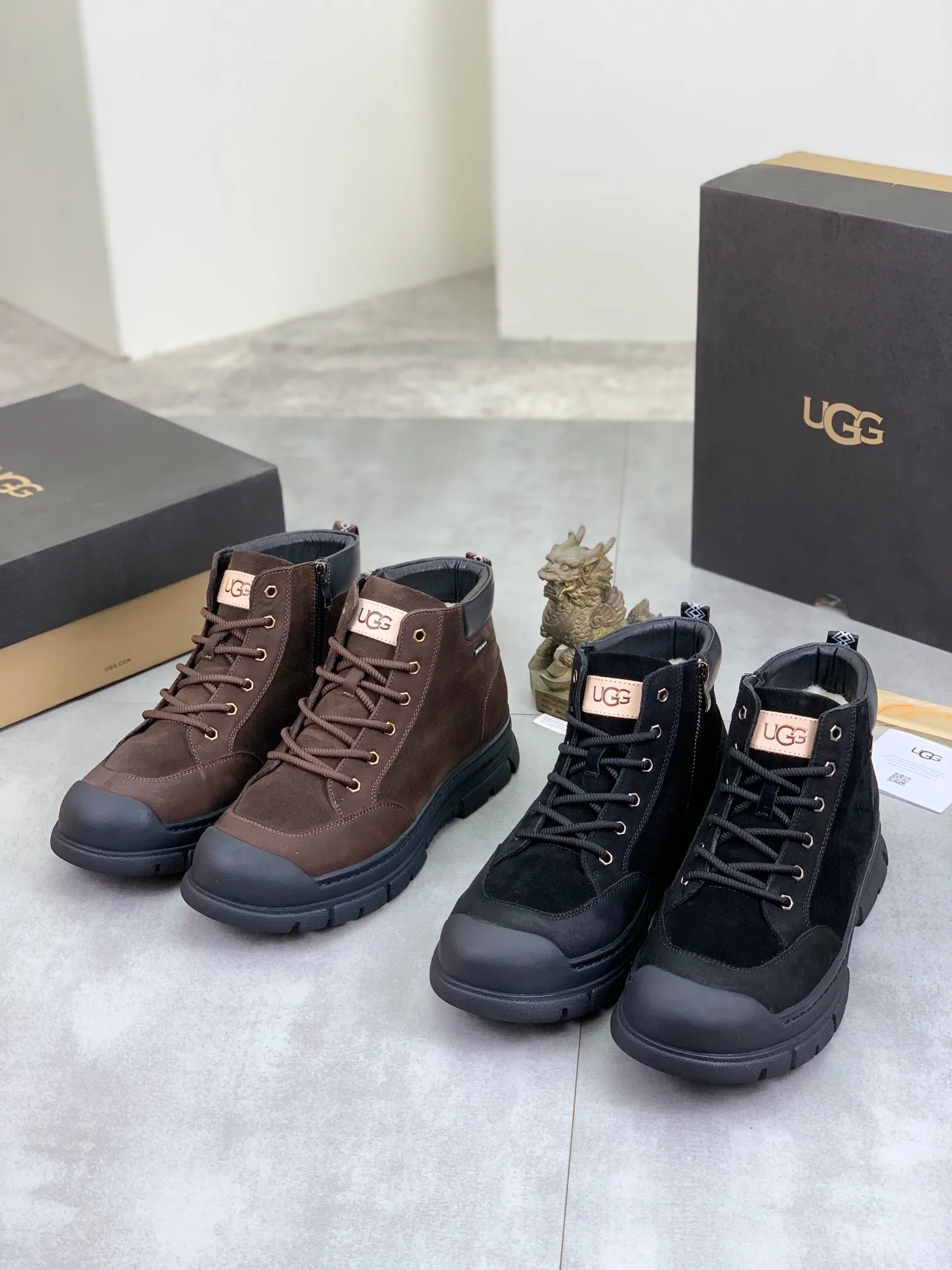 Men's Men's Shoes P620 [New Style] 💰 🆘 "Real Wool" [UGG] 👉 Popular men's shoes official website synchronization 🔰 Genuine quality [proud] is not comparable to the imitations in the general market 🌀 The upper is imported Italian frosted cowhide, and the lining: foot pad 🅰️ grade 🐑 real wool 👻 Only Grade A can show the effect The hand feels smooth and delicate 🔱The shoe shape is grand, only genuine factories can do it 🎄The perfect toughness of the original outsole 👻⬛️ can allow customers to say goodbye to one-time consumption. Real wool lining, super warm. Available in black or brown. Size: 38-44